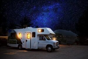 Image d'un camping-car la nuit